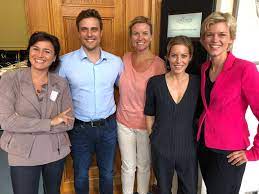 Constantin schreiber auf der 68. Constantin Schreiber On Twitter Heute Bei Der Jury Sitzung Der Iemmys Mit Den Tollen Ex N Tv Kolleginnen Sandra Maischberger Carola Ferstl Jule Golsdorf Und Verena Fels Https T Co Ag5ttrmojx