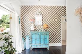 From more modern motifs to classic geometric wallpaper patterns with a vintage look, wallpapers in this category showcase creativity in their design. 25 Awesome Rooms That Inspire You To Try Out Geometric Wallpaper