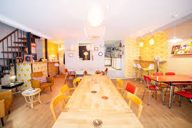 Amenage Comme Le Salon De Votre Enfance Ce Lieu Convivial Vous Donnera Le Sentiment D Etre Comme A La Maison Maison 10h10 Deco