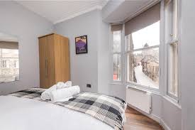 Browse the uk's largest property database and find apartments to rent from the leading estate agents in edinburgh. F O Apartments 1 Bedroom Royal Mile Apt Stunning Castle View Sleeps 3 Edinburgh Updated 2021 Prices