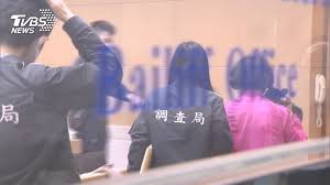报名 to sign up to enter one's name to apply to register to enroll to enlist 把自己的名字报告给主管的人或机关、团体等，表示愿意参加某种活动或组织：他带头报名上山下. Doi5zrfqy0w60m