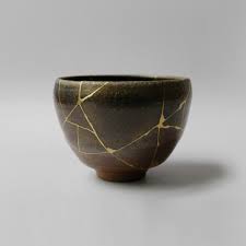 Kintsugi The Art Of Broken Pieces Kintsugi Kintsugi Kintsukuroi Painting Subjects