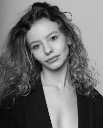 Cine este Reka Kovacs, actrița din serialul „Ana, Mi-ai fost scrisă în  ADN”. Are origini maghiare și colaborează cu mai multe teatre