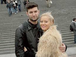 Contrastele cu care se joacă şi schimbările prin care îi place să laura cosoi a devenit oficial celebră în noaptea dintre 29 şi 30 iunie, miercuri spre joi, pe la 4. Laura Cosoi DezvÄƒluie AdevÄƒratul Motiv Al DespÄƒrÈ›irii De Smiley Dcnews