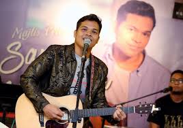 chorus menarilah sayang di hari bahagia di bawah bulan bintang kasih kita berdua jangan bimbang sayang kita harungi bersama berdua selamanya sampai ke hari tua mencintaimu. Showbiz Singer Aizat Amdan Takes On His First Hindi Number