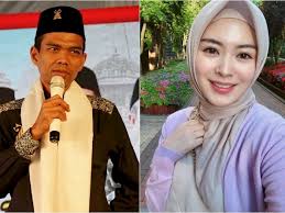 Ustadz abdul somad is a local character of riau who became famous in indonesia for many viral video lecture. Ustad Abdul Somad Didoakan Refly Harun Jodoh Dengan Selebgram Cantik Ayana Moon Indozone Id