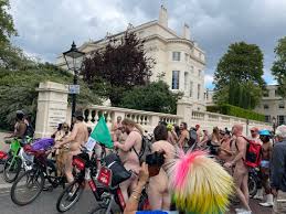 閲覧注意⚠️ 仰天！全裸自転車ライドは、本当に すっぽんぽん | 60才 女ひとりでイギリスに移住