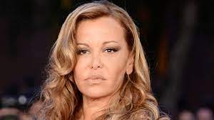 Vera gemma parla della sua incredibile esperienza nel programma di rai 2 'pechino express' e della sua asia argento e vera gemma partecipano insieme a pechino express come le figlie d'arte. Lgxhklb25kggqm