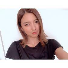 真野恵里菜 erina manoはinstagramを利用しています 10センチほど髪を切りました あんまり近況写真を載せないから 分かりにくいね でもドライヤーしてる時間がだいぶ短くなって嬉しい 今回は割と軽めにだけど結べる長さで カラーと前髪はそのまま この日