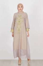 Dress tanpa motif juga bisa jadi pilihanmu untuk menutupi tubuh yang agak berisi. 29 Model Baju Muslim Orang Gemuk Agar Terlihat Langsing