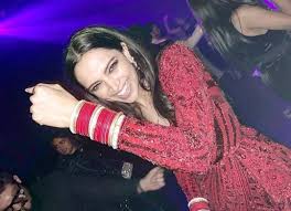 Deepika Showing Off Her Chudaa Deepika Padukone Style Bollywood Celebrities Deepika Padukone