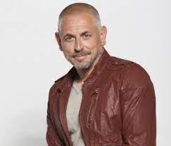 Ooit was hij niet weg te denken van het scherm, maar sinds enkele jaren zien we peter van asbroeck (59) amper nog op televisie. Peter Van Asbroeck Boeken Benelux Theater Boekingskantoor