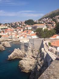 Con rafting clase tres o cuatro y kayaks disponibles en ríos que fluyen a través de una frondosa selva, y kayaks también en la costa para surcar el océano. Croacia Tumblr Muralhas Da Cidade Dubrovnik Croacia Croatia Natural Landmarks Travel Destinations