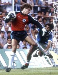 Igor mukhin의 football moments에서 이 핀을 비롯한 여러 핀을 찾으세요. Harald Schumacher Vs Patrick Battiston Alemania Vs Francia Espana 1982 Spain82 Espana82 France Franc Leyendas De Futbol Fotos De Futbol Mundial De Futbol