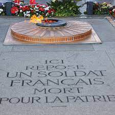 Tombe du soldat inconnu sous l'arc de triomphe de l'étoile à paris 16e. L Histoire De La Flamme Sous L Arc De Triomphe