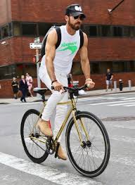 Justin Theroux Just Introduced A Whole New Execution Of Sleazy Style Justin Theroux Golden Bike Best Mens Fashion