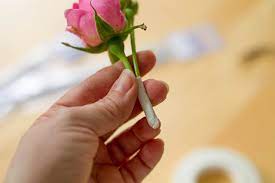 Haltbare rosen in modernem aluminium gefäß. Kuchen Miezen Back Blog Anleitungen Torten Kurse Torten Aufleger Torten Mit Echten Blumen Dekorieren