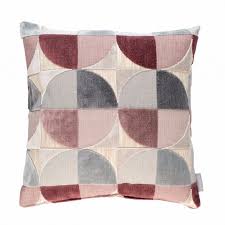 Ses lignes rondes et sa forme noeud originale invitent à entrer dans l'esprit cosy et cocooning. Coussin Club Rose 45 X 45 Cm Zuiver