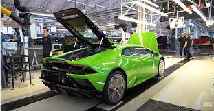 動画 ランボルギーニ ウラカンevoはこうやって作られる 新工場は設備充実 壊れる というイタリア車の都市伝説ともオサラバ イタリア 車 ランボルギーニ ウラカン ウラカン