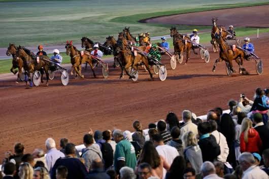 Les Estivales de Cabourg: Pferderennen auch bei Nacht in der Normandie