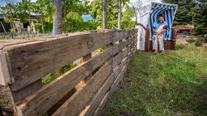 .zaun aus paletten bauen anleitung, zaun aus europaletten bauen, gembloong_gallery limit=12 random=false der fertige palettenzaun zaun aus paletten selber bauen gartenzaun selber bauen aus paletten ausgefallene diy paletten recycling sichtschutz bauanleitung zum florent gyss zeigt uns. Alles Paletti Im Garten Ndr De Ratgeber Garten
