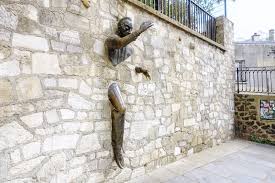 Conseil et ingénierie, communication et graphisme, médiation et interprétation des. Paris Le Passe Muraille Hommage A Marcel Ayme Par Son Ami Jean Marais Oeuvre Insolite A Montmartre Xviiieme Paris La Douce Magazine Parisien Lifestyle Culture Sorties Street Art