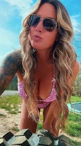 Sara Vanwinkle's Instagram, Twitter & Facebook