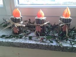Kerze Mit Holzstabchen Auf Klopapierrolle Und Lampionblume Als Flamme Herbst Dekoration Lampionblume Basteln Lampionblume