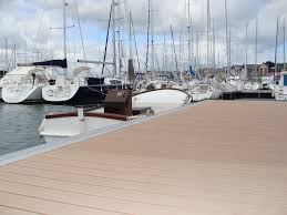 Le Bois Composite Silvadec Ideal Pour Les Realisations En Milieu Hautement Humide Ici Le Port Du Crouesty Sil Terrasse Bois Composite Terrasse Bois Claustra