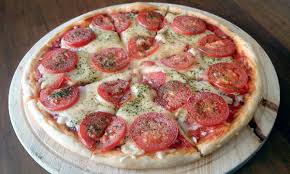 The genuine neapolitan pizza is made with only a few simple ingredients. Pizza Napolitana Con Mozzarella Tomate Fresco Ajo Y Perejil