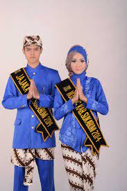 Pakaian adat sunda inilah yang menjadi inspirasi utama pakaian adat saat ada event pemilihan mojang bandung. Pakaian Adat Sunda Nama Keunikan Gambar