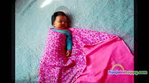 Kain yang digunakan biasa disebut dengan kain bedong atau swaddle cloth.membedong bayi dengan kain bedong baby chaz dapat memberikan kenyamanan ekstra, dan membantunya untuk. How To Swaddle Your Baby Traditional Way Membedung Bayi Dengan Menggunakan Bedung Empat Segi Youtube