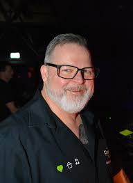 Vier Stunden Party mit DJ Falco und Barry Klaus: Charivari 98.6 bringt die  Discomania nach Hause