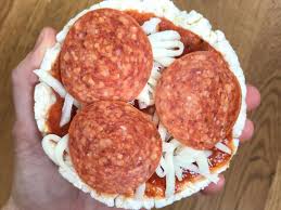 First off, they are low in calories and fat and offer a healthier crunch than many less healthy snack foods, such as potato chips. 61 Rice Cake Toppings Ideas Quick Healthy Snacks For 2021