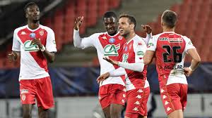Rumilly vallières veut en profiter jusqu'au bout et vient chercher un corner sur la droite. Cnhoshznos Yim