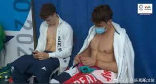 英國跳水名將湯姆·戴利(tom daley) 與搭檔馬蒂·李(matty lee) 在男子雙人10公尺跳水項目上，贏得了他職業生涯的第1面奧運金牌 。英國以總分471.81分. Svcclpvd6dpbim