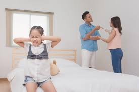 Pendahuluan artikel ini, gaya asuhan ibu bapa merupakan antara pembolehubah yang mempunyai. Ini Bahaya Bertengkar Di Depan Anak Alodokter