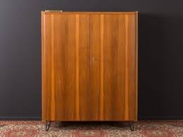 Mid Century Kleiderschrank 1950er Bei Pamono Kaufen Kleiderschrank Schrank Tischlerplatte