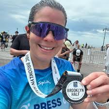 MEDAL MONDAY 🩵🥇 En este medal monday queremos destacar a nuestras  embajadoras de @kilometros_de_cambio María Class y Monica Rivera quienes  representaron a Press On en el tramo 8 y 9 llevando el