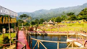 Dari sini, kita harus melanjutkan perjalanan dengan berjalan kaki. Wisata Jembatan Cinta Loji Karawang Youtube