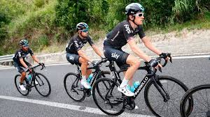 Ou bien un des leaders tenter de creuser ou de reprendre du temps dans cette montée difficile. Giro Thomas Landa Yates Et Kelderman A Terre Apres Une Violente Chute Provoquee Par Une Moto Eurosport