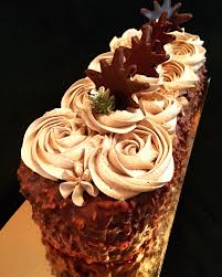 Bonjour Mes Chers Amis A L Approche De Noel Voila Une Seconde Buche Sous Une Forme Differ Buche De Noel Au Caramel Buche De Noel Buche De Noel Poire Caramel