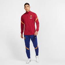 Inspiré des lueurs nocturnes des rues de barcelone. Survetement Fc Barcelone 2020 2021 Rouge Bleu Footkorner