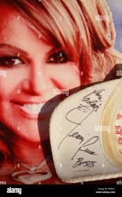 Familiares y fans de Jenny Rivera acudieron esta tarde a la cima de el  cerro de la campana en la ciudad de Hermosillo Sonora para rezar por su  muerte Stock Photo -