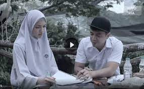 Cemburu seorang perempuan akan kehilangan logika ketika egonya lebih unggul daripada hati nurani. Cemburu Seorang Perempuan Kepala Bergetar