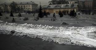Una adolescente como cualquiera y una cruel madrastra que debe quitarla. Misteriosa Nieve Negra Cae Sobre Siberia Fotos Y Video Adicrea