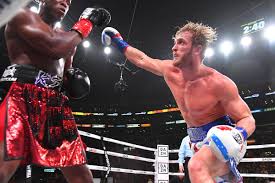 Floyd mayweather jr., left, will put his boxing skills on display when he faces youtube sensation logan paul in an exhibition fight in february. Floyd Mayweather Vs Logan Paul Betting Odds And Fight Predictions Can Paul Defeat The Boxing Legend