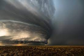 Hurikán je tropický cyklón, který se vyznačuje bouřkami, silnými větry a silnými dešti. Tornado Vichrice Hurikan Ktery Vitr Je Nejnicivejsi Epochaplus Cz