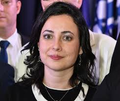 לעיתים, נוהגים להרחיב את ההגדרה כדי לכלול בה אנשים ששילמו מחיר כבד למען מטרה הנחשבת נאצלת, אף שהמונח קונפסור מקובל לגבי מי. Y4thoc6dzgxhum