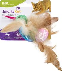 Hartz chirp n chase is a small plush bird cat toy with fleathers, catnip and a sound module that makes a chirping noise. Amazon Com Smartykat Hum Singer Electronic Sound Cat Toy Interactive Chirping Hummingbird With Catnip And Feathers Battery Powered Pet Supplies